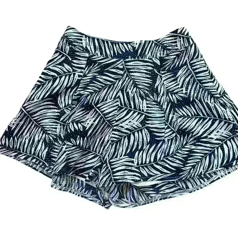 American Threads Women’s Flowy Shorts Navy White Palm Print Casual Vacation
